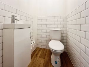 Guest w.c- click for photo gallery